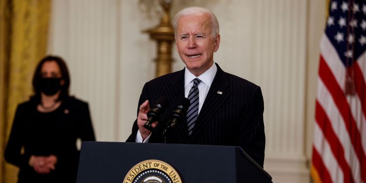 Biden enviará vacinas aprovadas nos EUA ao exterior pela primeira vez