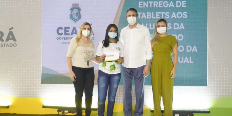 Governo do Ceará entrega tablets para estudantes da rede estadual; vacinação de professores começa esta semana