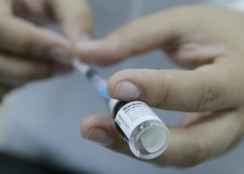 Ceará inicia vacinação de profissionais da educação