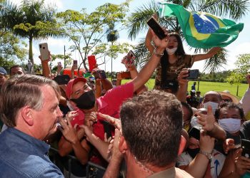 Governo Flávio Dino autua Bolsonaro por não usar máscara e gerar aglomeração no Maranhão
