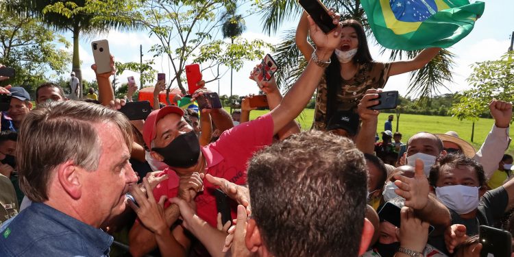 Governo Flávio Dino autua Bolsonaro por não usar máscara e gerar aglomeração no Maranhão