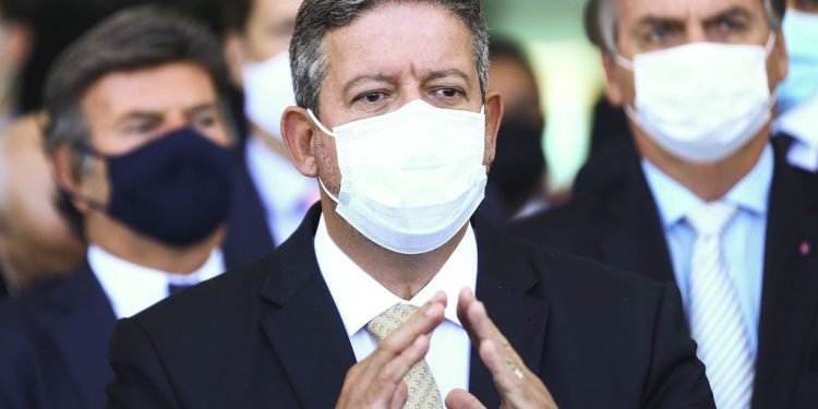 Lira esvazia agenda econômica priorizada por Maia