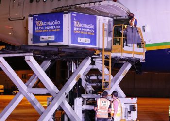 Remessa de 3,8 milhões de doses da Oxford/AstraZeneca chega ao Brasil