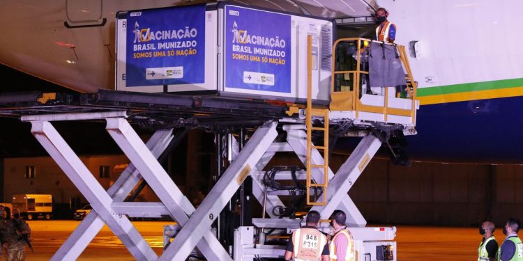 Remessa de 3,8 milhões de doses da Oxford/AstraZeneca chega ao Brasil