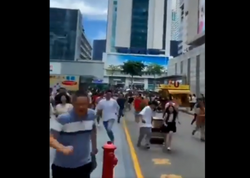 Prédio de 290 metros balança e causa susto e correria na China