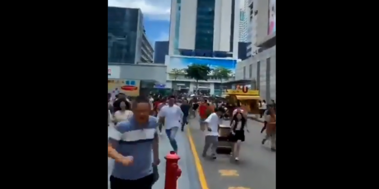Prédio de 290 metros balança e causa susto e correria na China