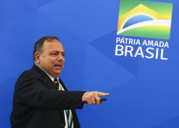 Pazuello alega contato com servidores com Covid e CPI adia seu depoimento