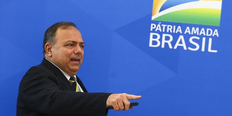 Pazuello alega contato com servidores com Covid e CPI adia seu depoimento