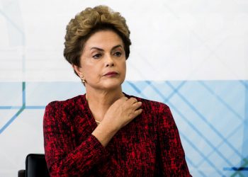 Após mal-estar, ex-presidente Dilma passa por exames em hospital de Porto Alegre