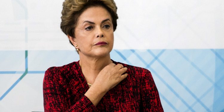Após mal-estar, ex-presidente Dilma passa por exames em hospital de Porto Alegre