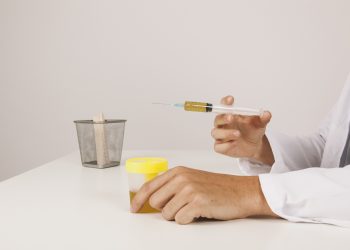 Pesquisa da UFMG desenvolve teste que detecta covid-19 pela urina