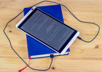 Governo do Ceará inicia entrega de tablets para estudantes da rede estadual