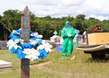 Brasil se aproxima de 450 mil óbitos por Covid