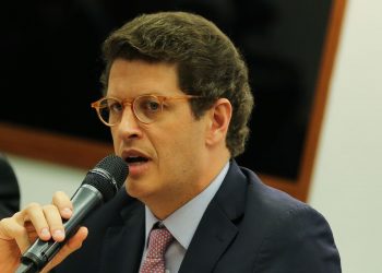 Salles se diz surpreso e classifica operação da PF de desnecessária