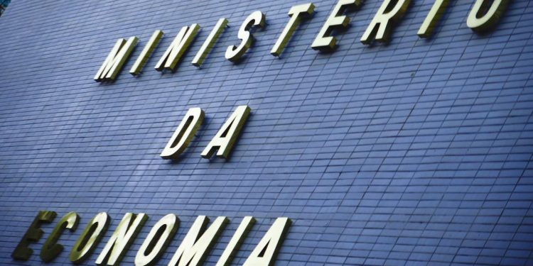 Equipe econômica pede que Bolsonaro vete prorrogação de entrega de IR