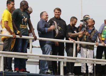 CPI da Covid vê afronta em ida de Pazuello, sem máscara, a ato político com Bolsonaro