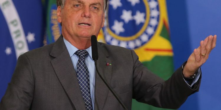 Congresso tem 14 projetos para derrubar canetada furo-teto salarial de Bolsonaro