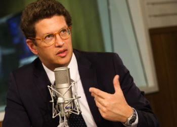 Líder da minoria na Câmara pede à Justiça para tirar Salles do cargo