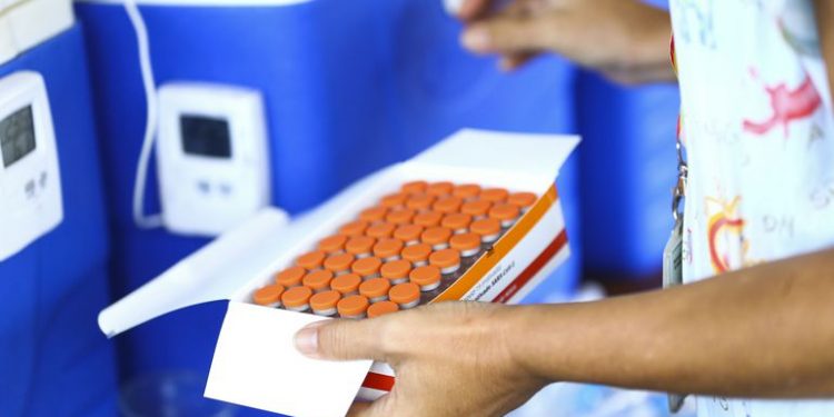 Sem insumo, entrega da Coronavac em junho pode sofrer impacto, diz diretor do Butantan