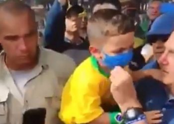Bolsonaro abaixa máscara de menino e pede para menina retirar proteção contra o coronavírus no RN
