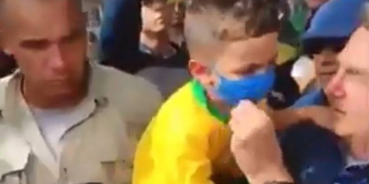 Bolsonaro abaixa máscara de menino e pede para menina retirar proteção contra o coronavírus no RN