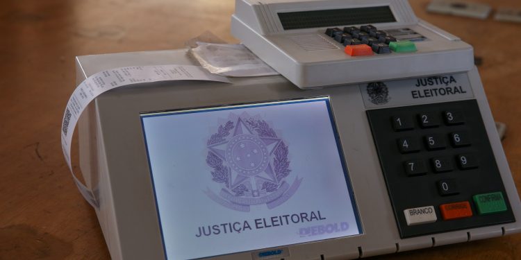 Reforma prevê blindar políticos que espalham fake news em ano de eleição