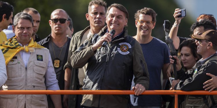 Promotoria decide investigar líderes de motociata com Bolsonaro em SP por falta de máscaras contra Covid