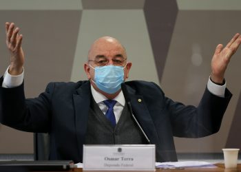 Aliado de Bolsonaro, Osmar Terra admite à CPI erro em projeção da pandemia e é confrontado sobre imunidade de rebanho
