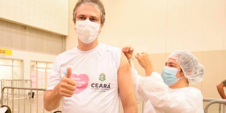 Camilo Santana, governador do Ceará, é vacinado contra a Covid-19 neste sábado em Fortaleza