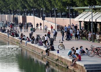 Itália e Espanha suspendem exigência de máscaras em locais públicos