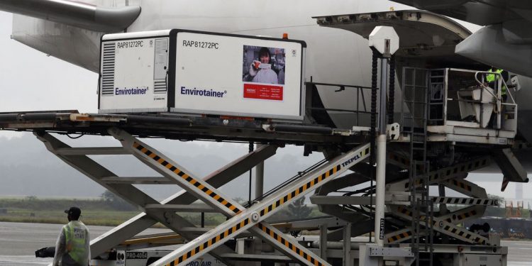 Chega em São Paulo avião com 6 mil litros de IFA para o Butantan