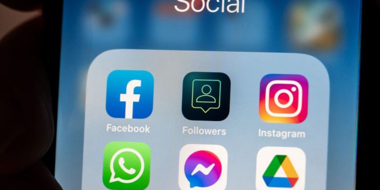 Redes sociais e sites de notícias são atingidos por interrupções