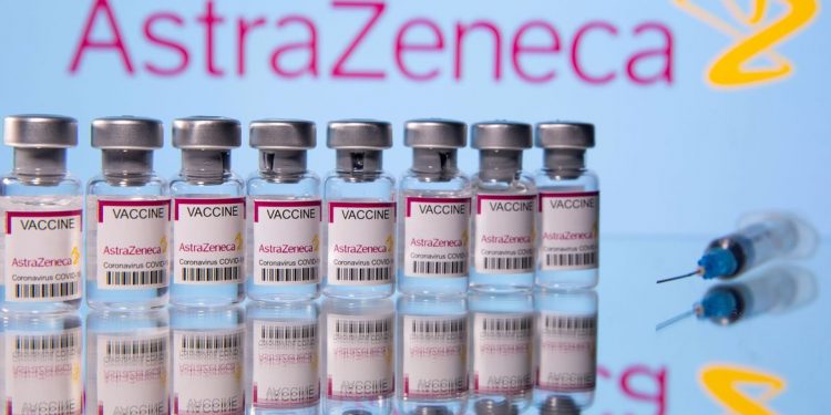 AstraZeneca: 3ª dose de vacina produz forte resposta imune, diz estudo
