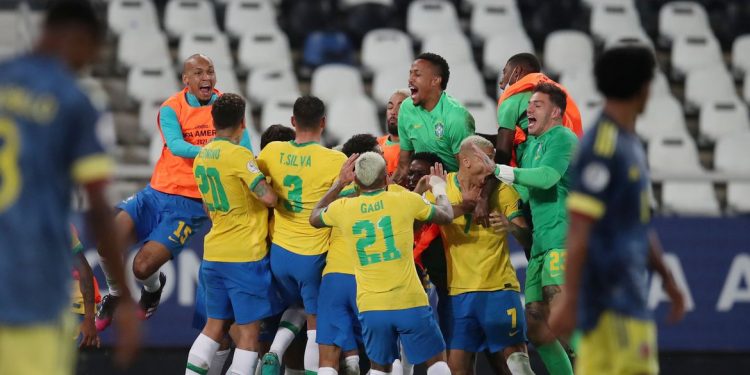 Copa América: Brasil vence Colômbia no fim em duelo com gol polêmico