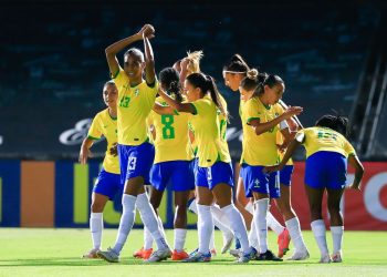 Com manifesto contra assédio, seleção bate Rússia em amistoso