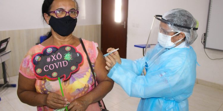 Aracati convoca pessoas acima de 60 anos para 2ª dose da vacina contra Covid-19; Equipe de saúde fará contato