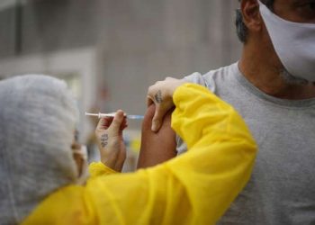 Reações adversas pós-vacinação devem ser reportadas às secretarias municipais de Saúde