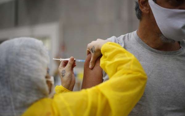 Reações adversas pós-vacinação devem ser reportadas às secretarias municipais de Saúde