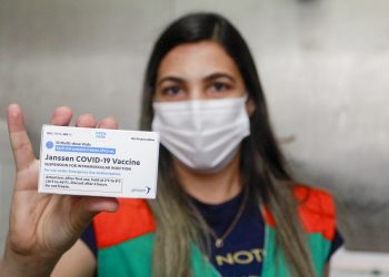 Ceará recebe mais 270,9 mil doses de vacinas contra Covid, incluindo o primeiro lote da Janssen