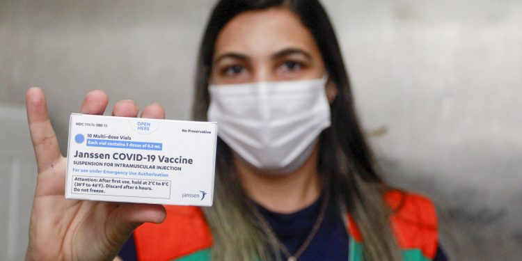 Ceará recebe mais 270,9 mil doses de vacinas contra Covid, incluindo o primeiro lote da Janssen