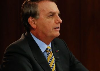 Sob protestos e pressão de CPI, Bolsonaro promete vacina para todos neste ano