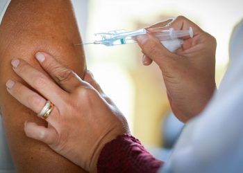 Ministério da Saúde recebe 1 milhão de doses de vacina contra covid-19