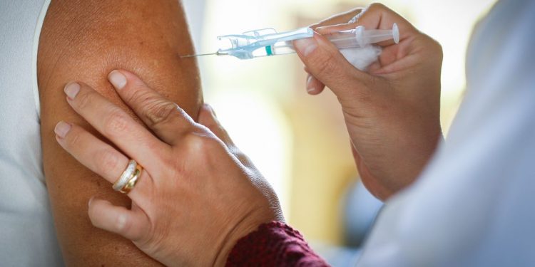 Ministério da Saúde recebe 1 milhão de doses de vacina contra covid-19