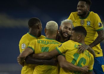 Brasil goleia seleção peruana e segue 100% na Copa América