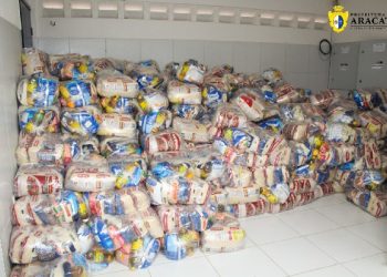 Pescadores e marisqueiras aracatienses recebem 830 cestas básicas