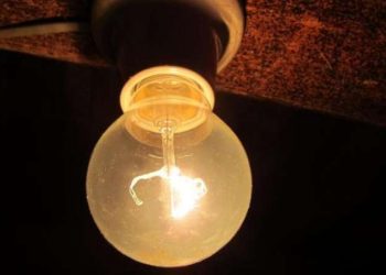 Aneel prorroga proibição de corte de luz por inadimplência