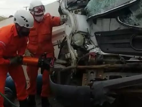 Bombeiros resgatam vítimas com vida presas às ferragens na BR 222, em Sobral