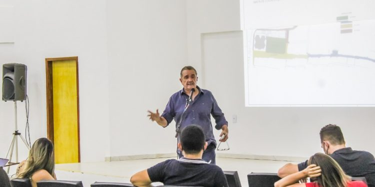 Canoa Quebrada: prefeito reúne empreendedores da ‘Broadway’ e apresenta projeto de reurbanização