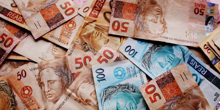 Governo do Ceará paga primeira parcela do 13° salário nesta segunda-feira (21)