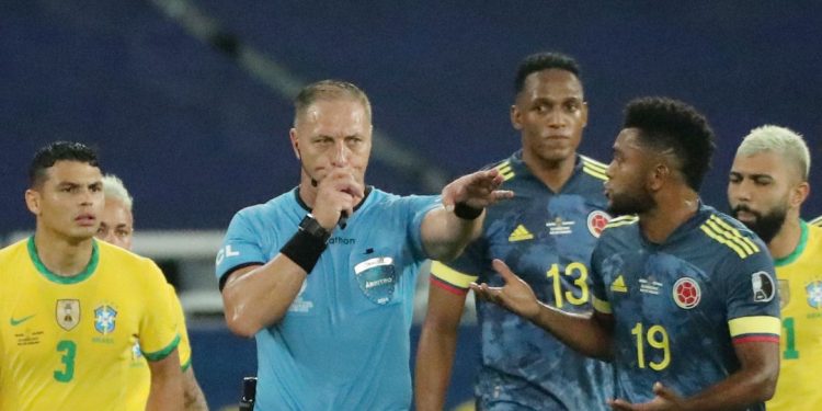 Colômbia protesta à Conmebol por arbitragem de jogo contra Brasil